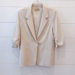 White slim-fit, long-line  blazer jacket by Elizabeth and James